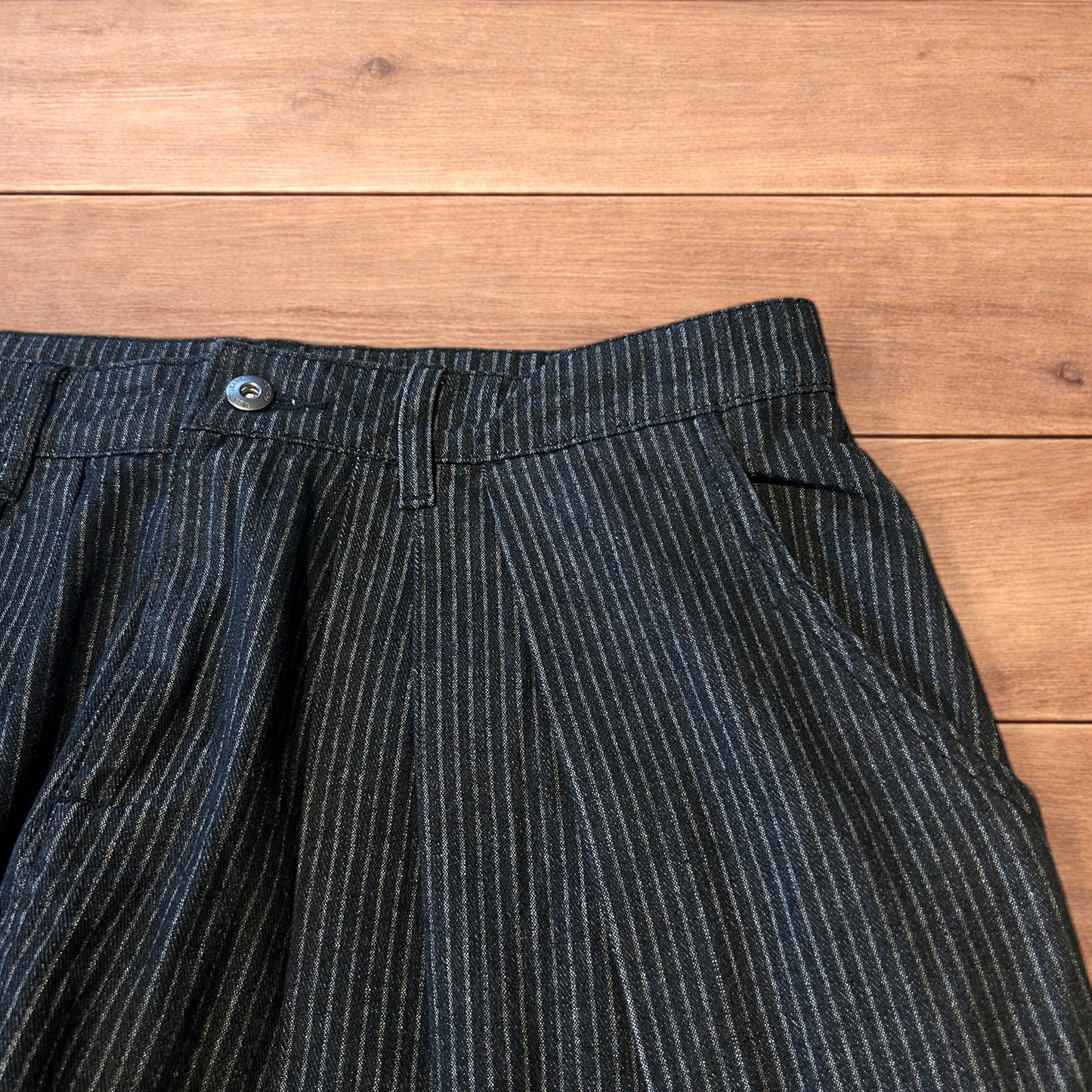 Vintage style baggy wide leg pleated jeans in black.