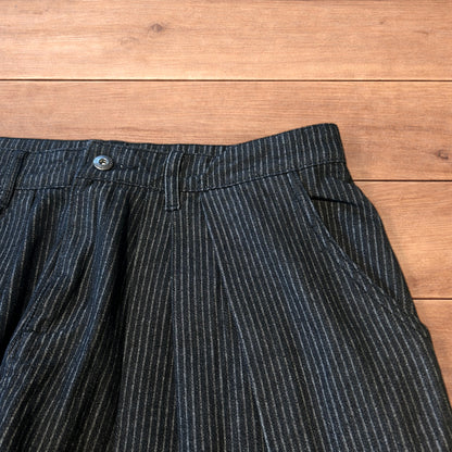 Vintage style baggy wide leg pleated jeans in black.