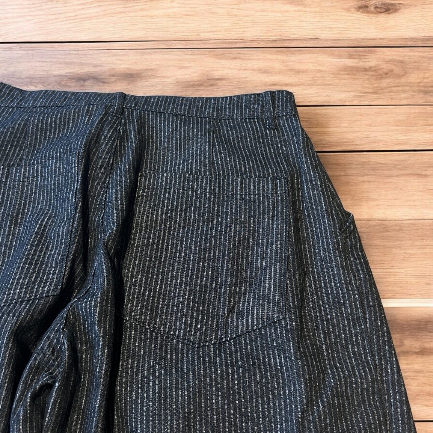 Vintage style baggy wide leg pleated jeans in black.