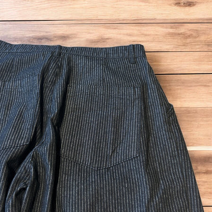 Vintage style baggy wide leg pleated jeans in black.
