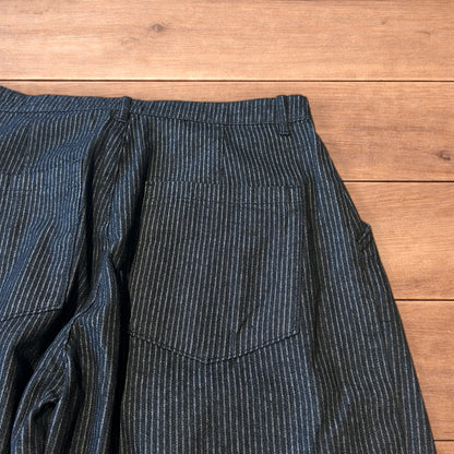 Vintage style baggy wide leg pleated jeans in black.
