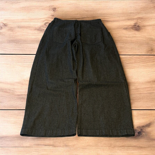 Vintage style baggy wide leg pleated jeans in black.