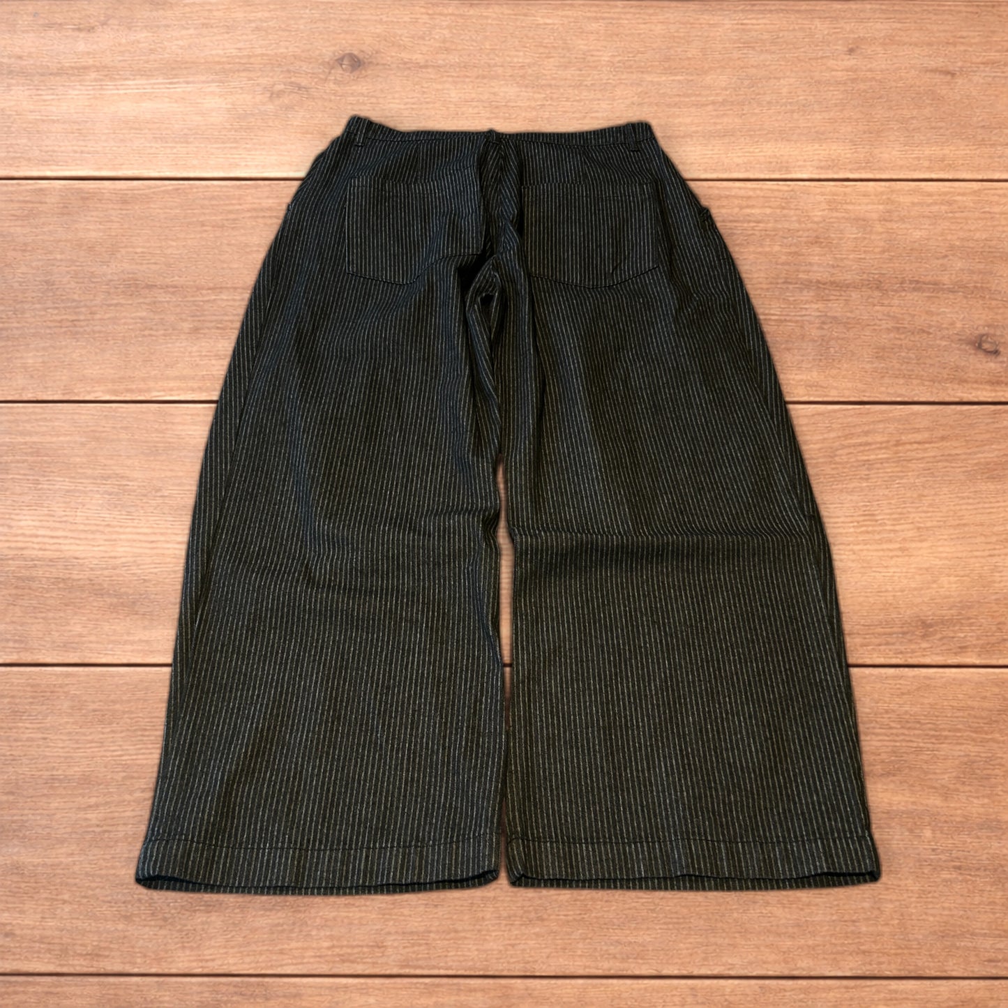 Vintage style baggy wide leg pleated jeans in black.