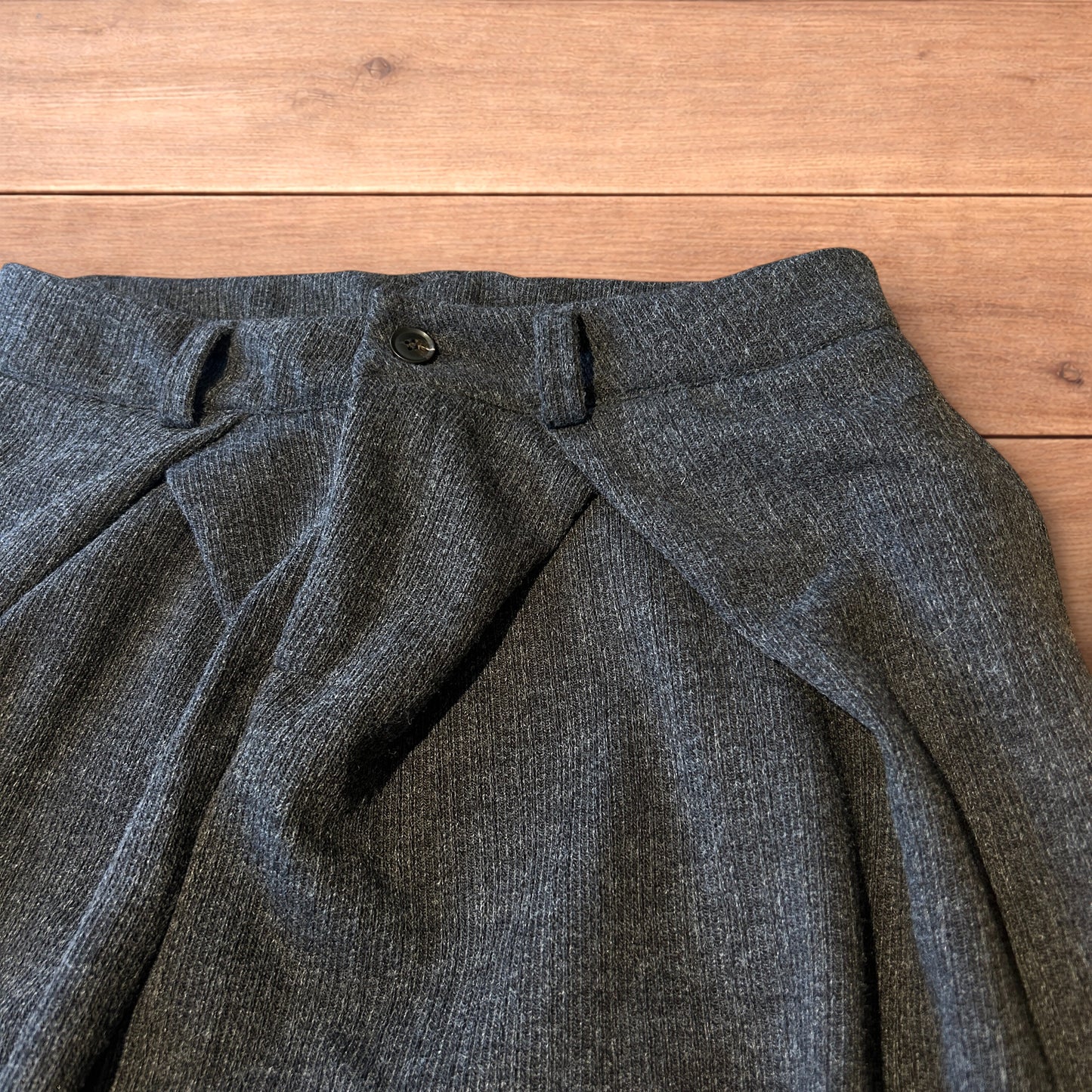 Vintage style baggy wide leg tailored wool pleated trousers in grey.