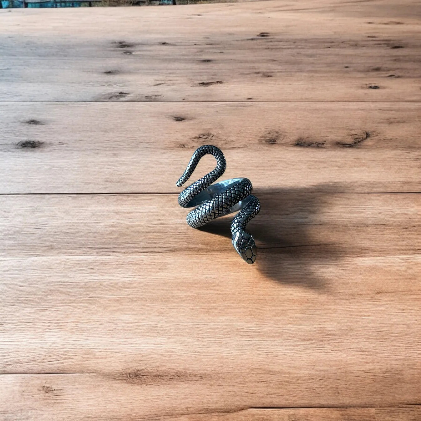 Lovely vintage style sterling silver snake ring in silver.