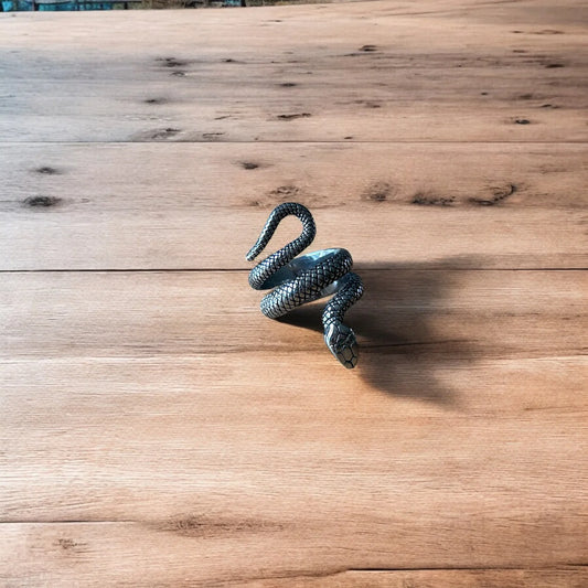 Lovely vintage style sterling silver snake ring in silver.