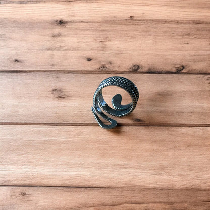 Lovely vintage style sterling silver snake ring in silver.