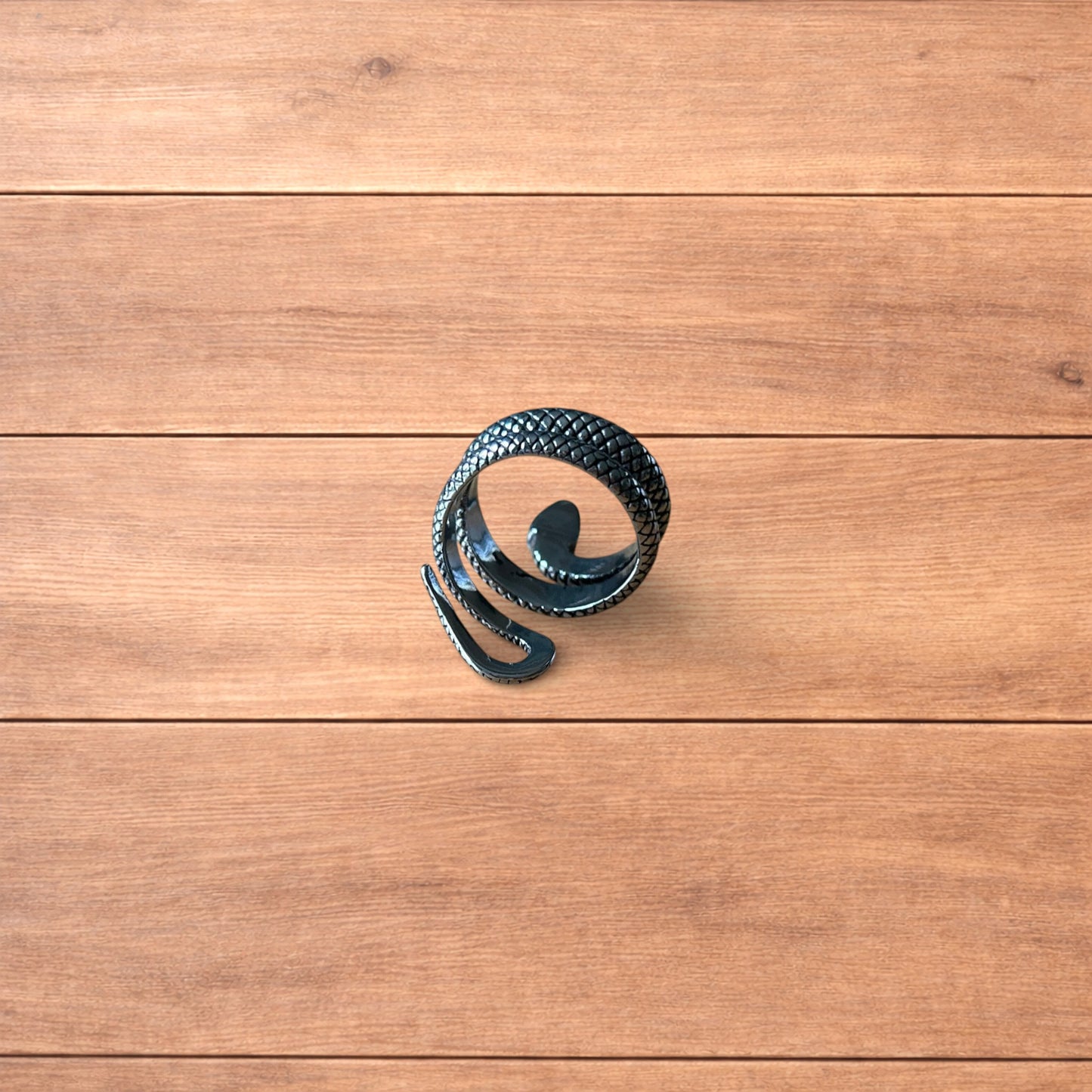 Lovely vintage style sterling silver snake ring in silver.