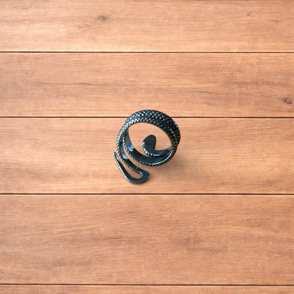 Lovely vintage style sterling silver snake ring in silver.