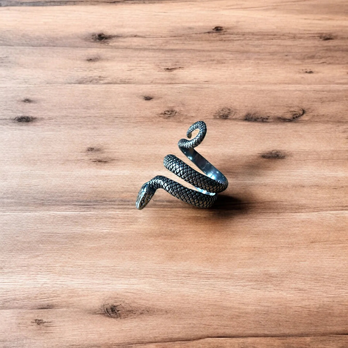 Lovely vintage style sterling silver snake ring in silver.