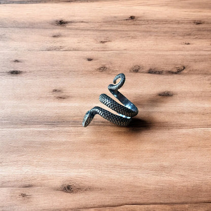 Lovely vintage style sterling silver snake ring in silver.