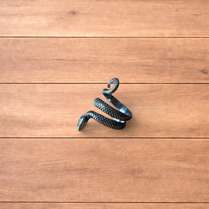 Lovely vintage style sterling silver snake ring in silver.