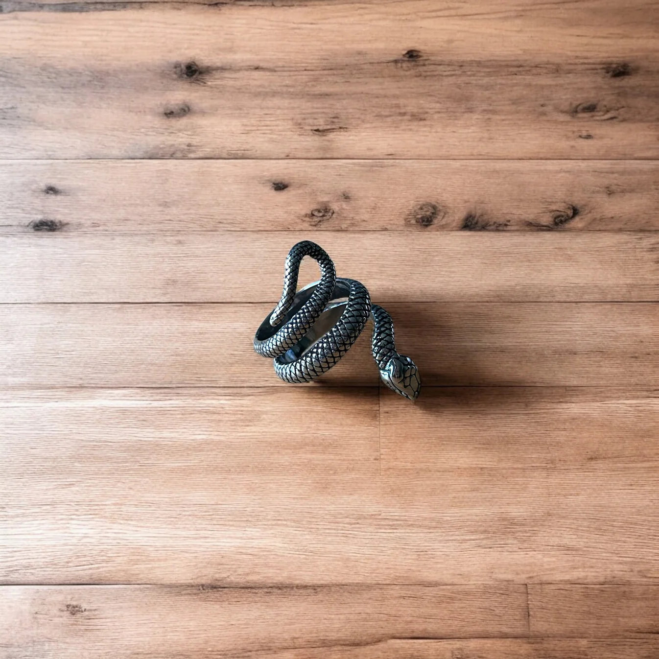 Lovely vintage style sterling silver snake ring in silver.