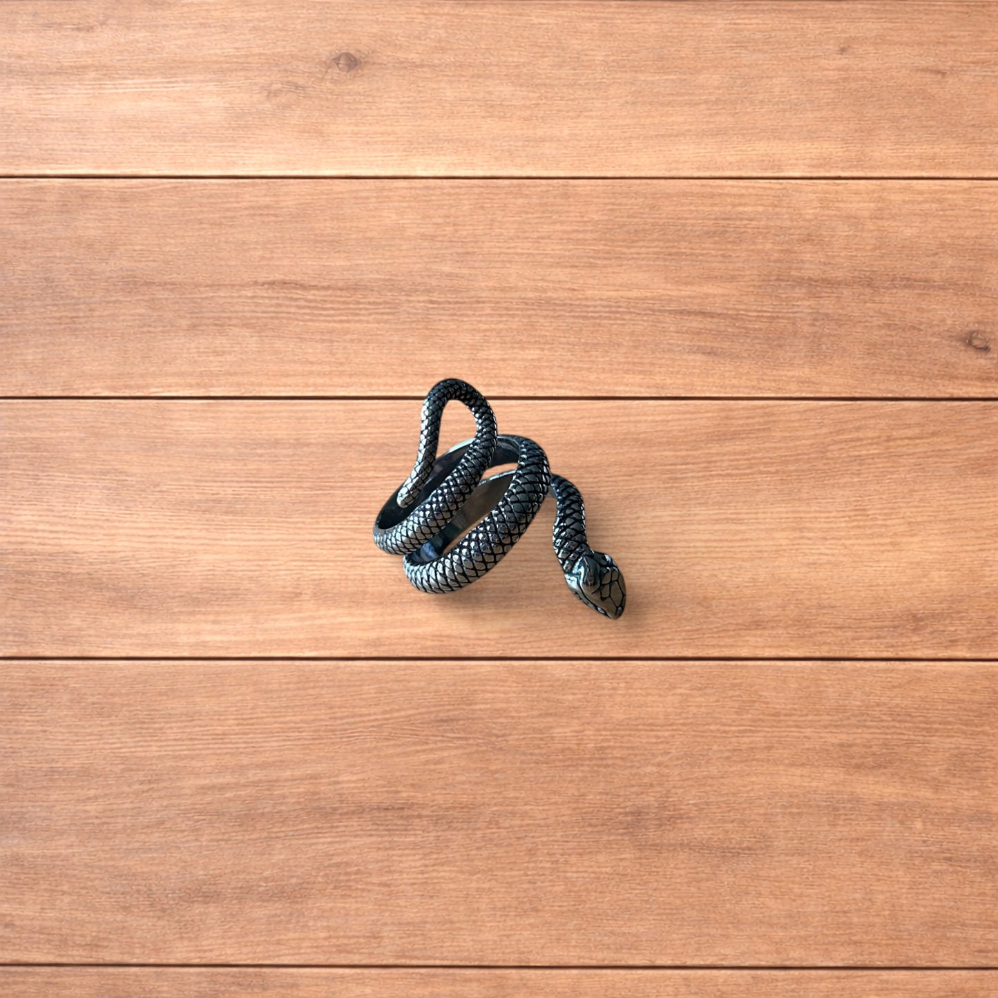 Lovely vintage style sterling silver snake ring in silver.