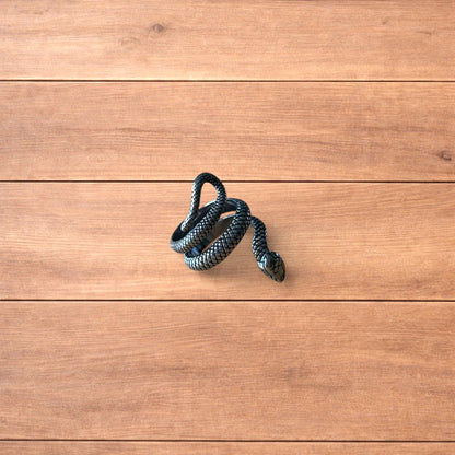 Lovely vintage style sterling silver snake ring in silver.