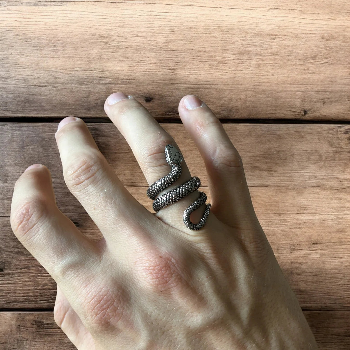 Lovely vintage style sterling silver snake ring in silver.
