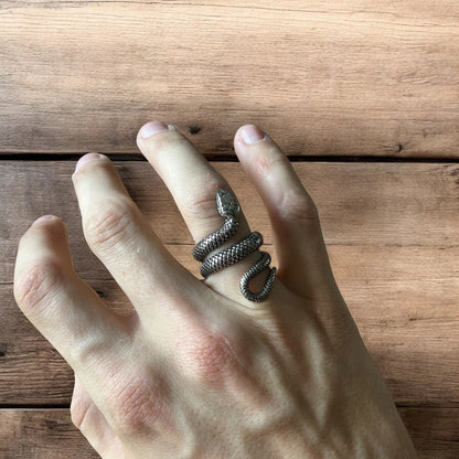 Lovely vintage style sterling silver snake ring in silver.