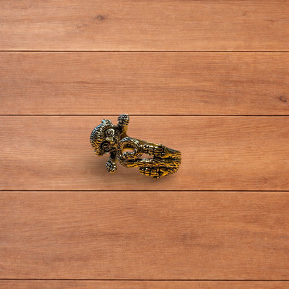 Lovely vintage style sterling silver monkey in silver.