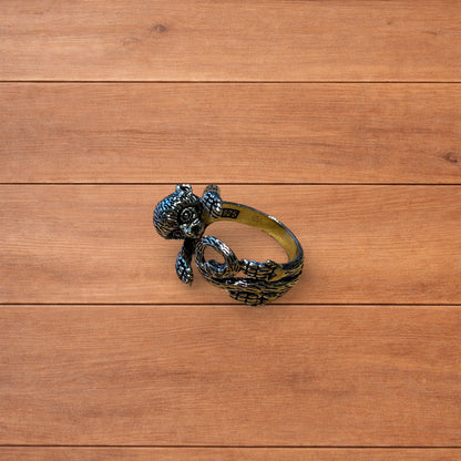 Lovely vintage style sterling silver monkey in silver.