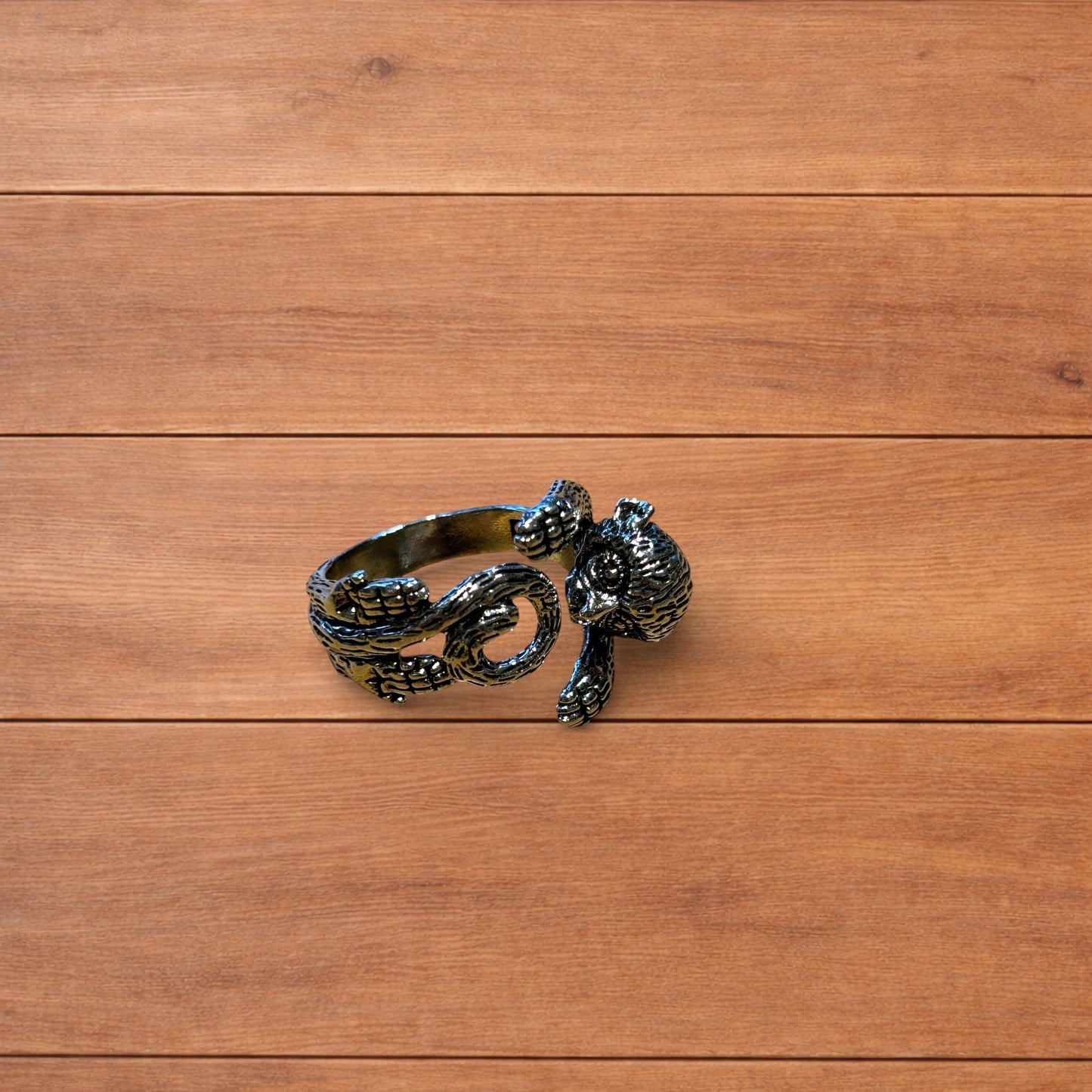 Lovely vintage style sterling silver monkey in silver.