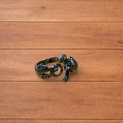 Lovely vintage style sterling silver monkey in silver.