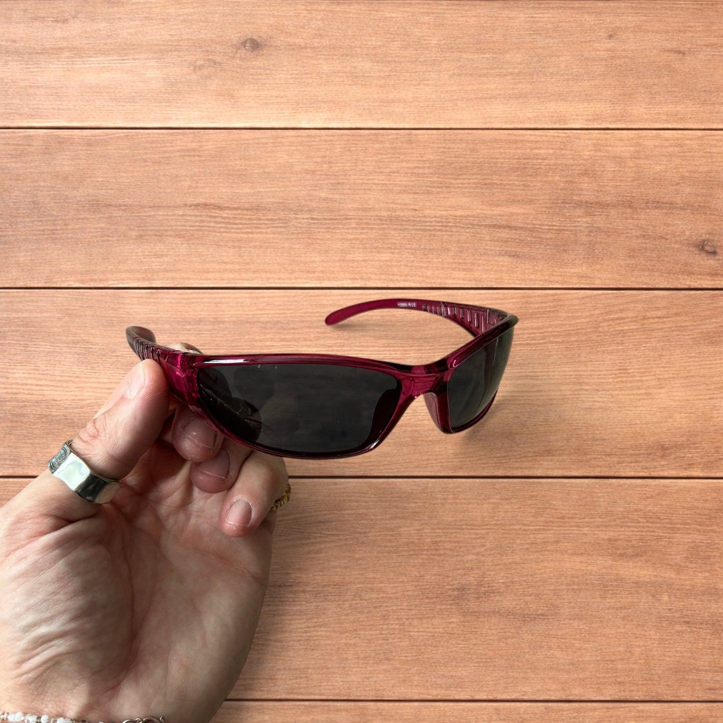 Cool wrap around sunglasses in pink/purple frame with black lense.