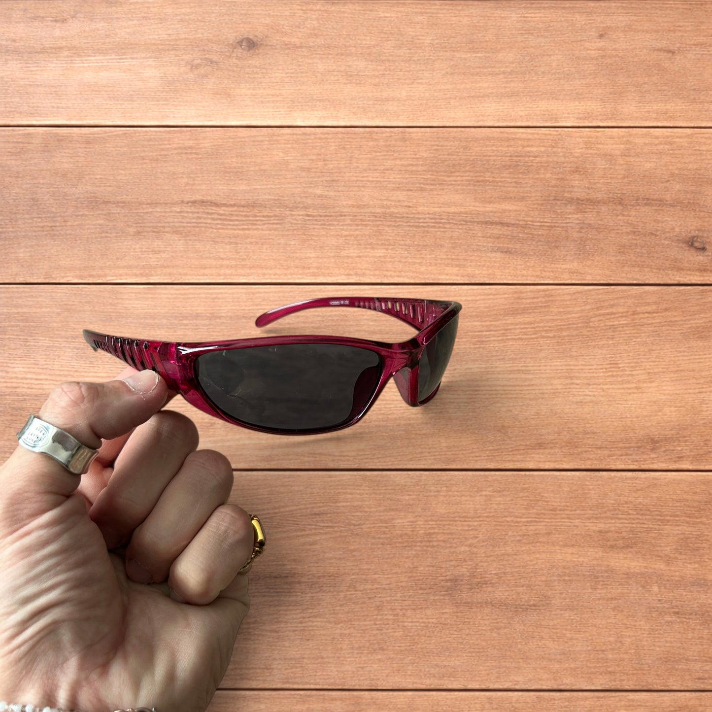 Cool wrap around sunglasses in pink/purple frame with black lense.