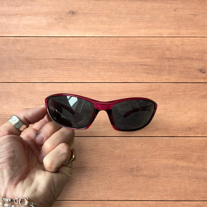 Cool wrap around sunglasses in pink/purple frame with black lense.