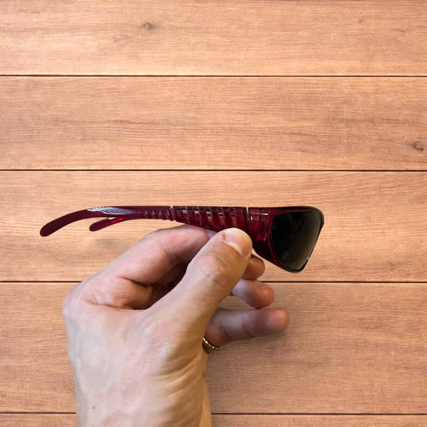 Cool wrap around sunglasses in pink/purple frame with black lense.