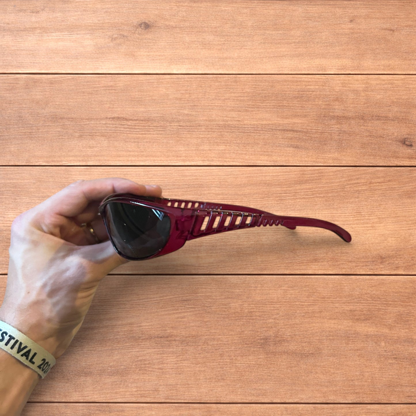 Cool wrap around sunglasses in pink/purple frame with black lense.