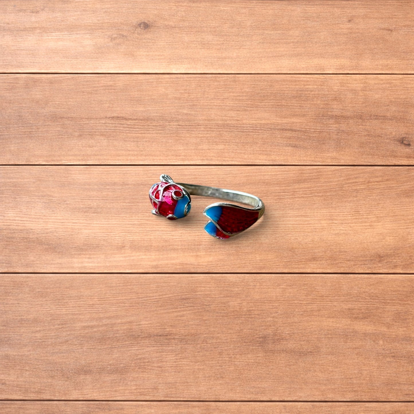 Lovely vintage style stainless steel retro fish ring in silver.
