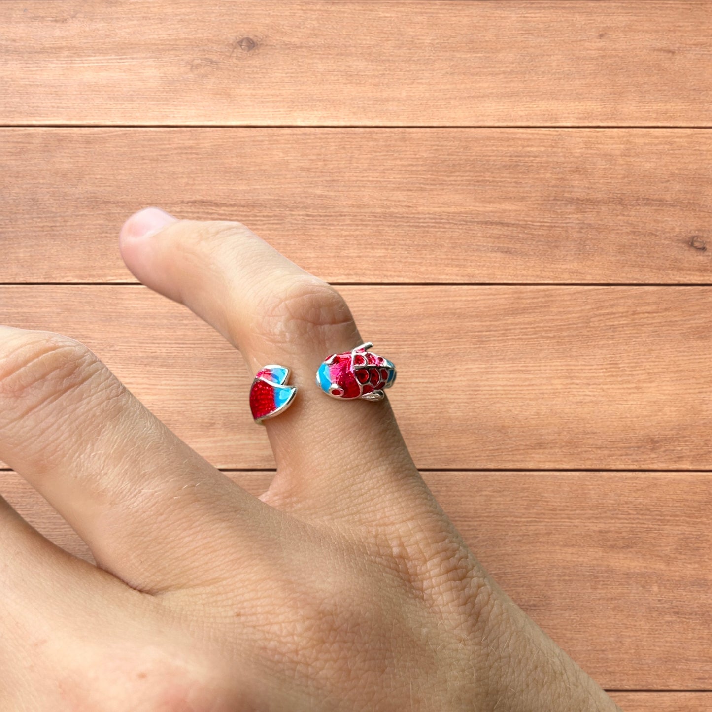 Lovely vintage style stainless steel retro fish ring in silver.
