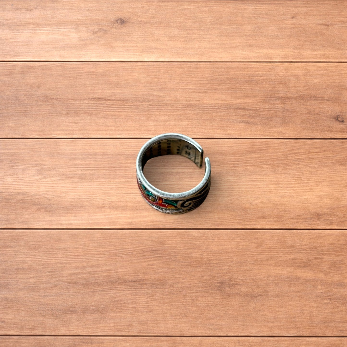 Lovely vintage style stainless steel retro fish band ring in silver.