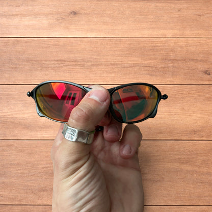 Insane metal frame sunglasses in black with red lense.