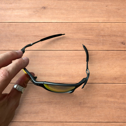 Insane metal frame sunglasses in black with red lense.