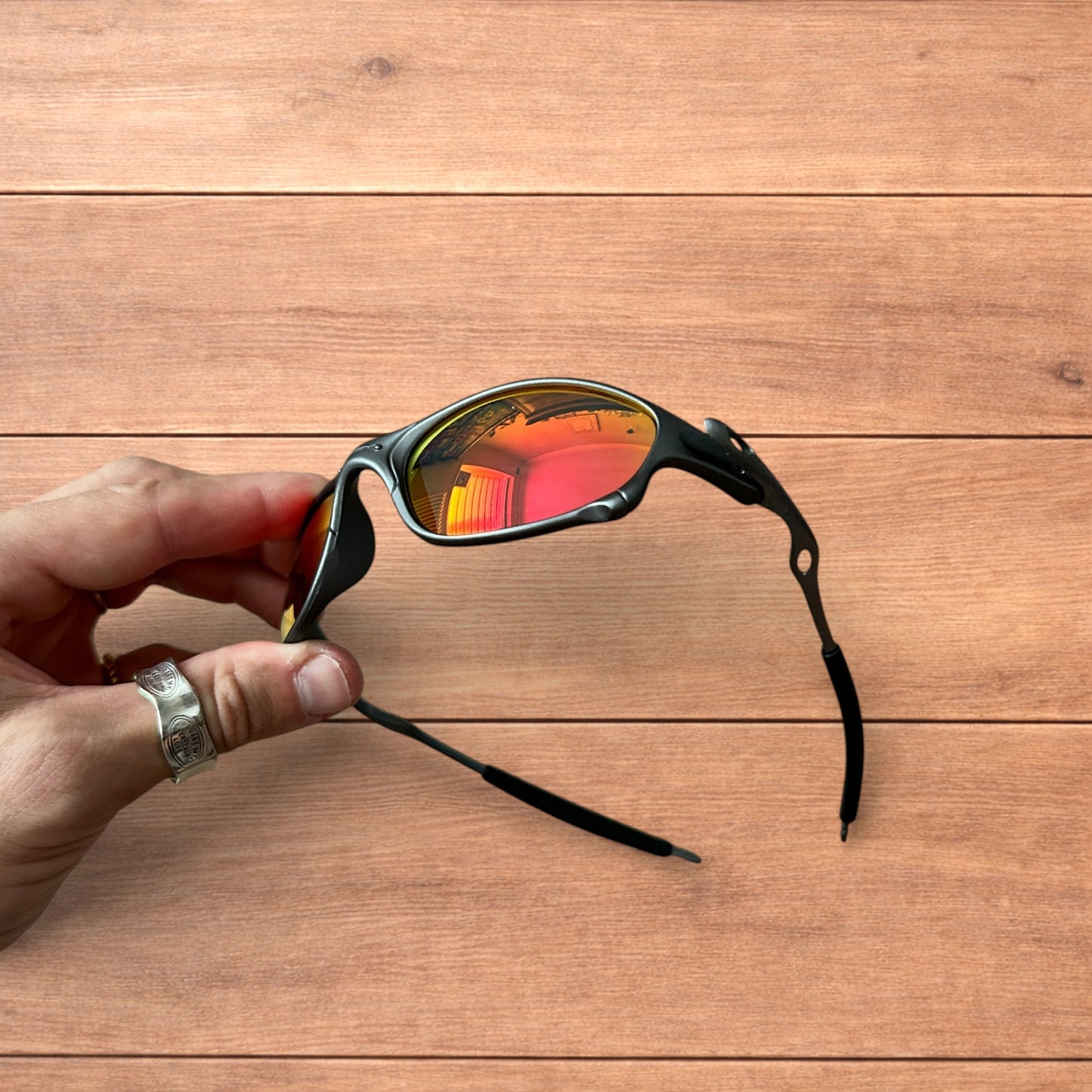 Insane metal frame sunglasses in black with red lense.