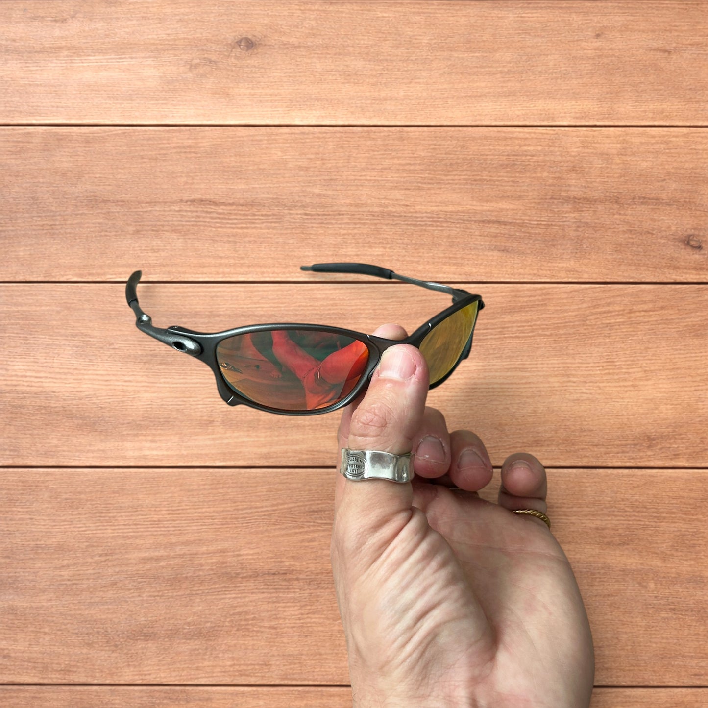 Insane metal frame sunglasses in black with red lense.