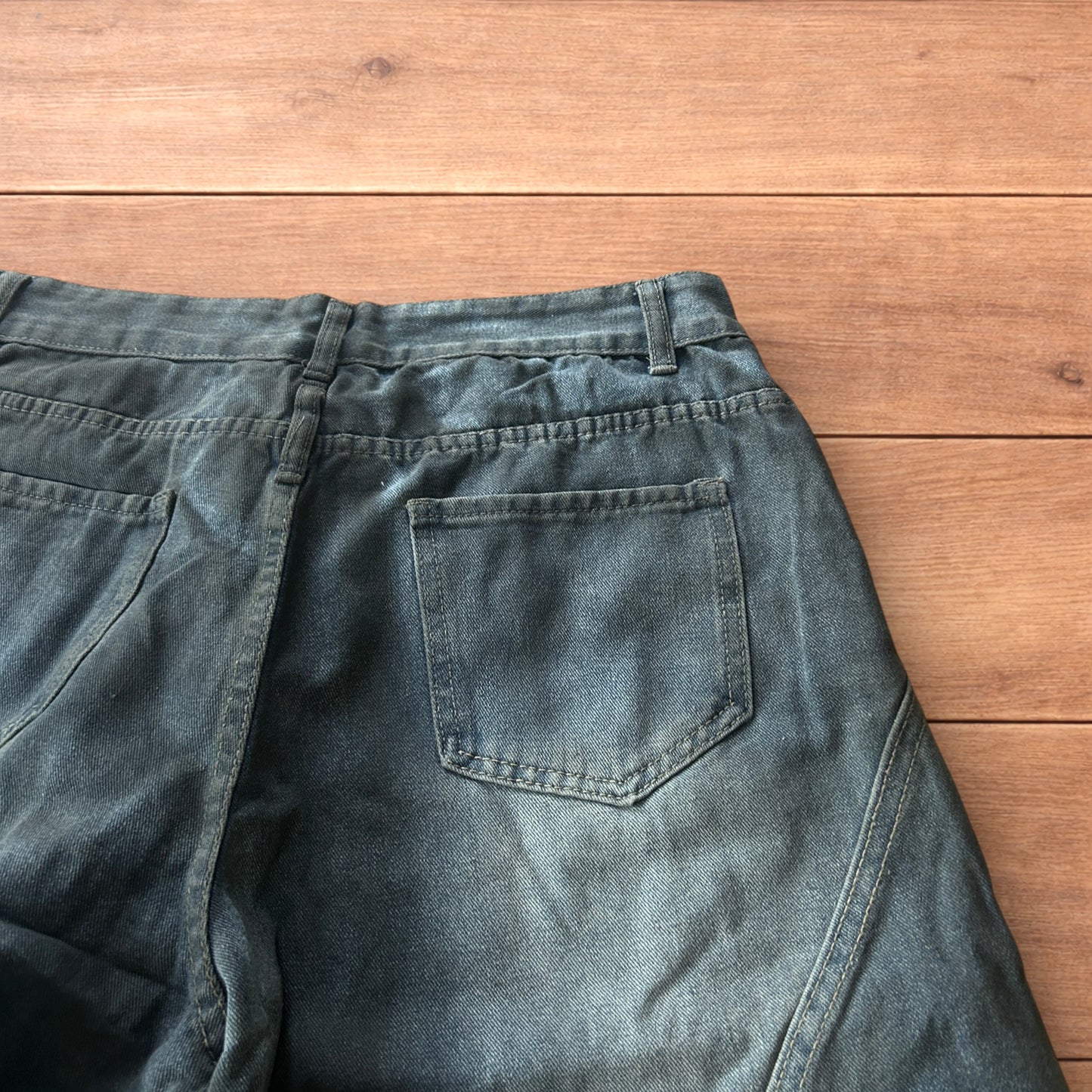 Super baggy vintage style wide leg skater fit jeans in faded washed dark blue/grey.