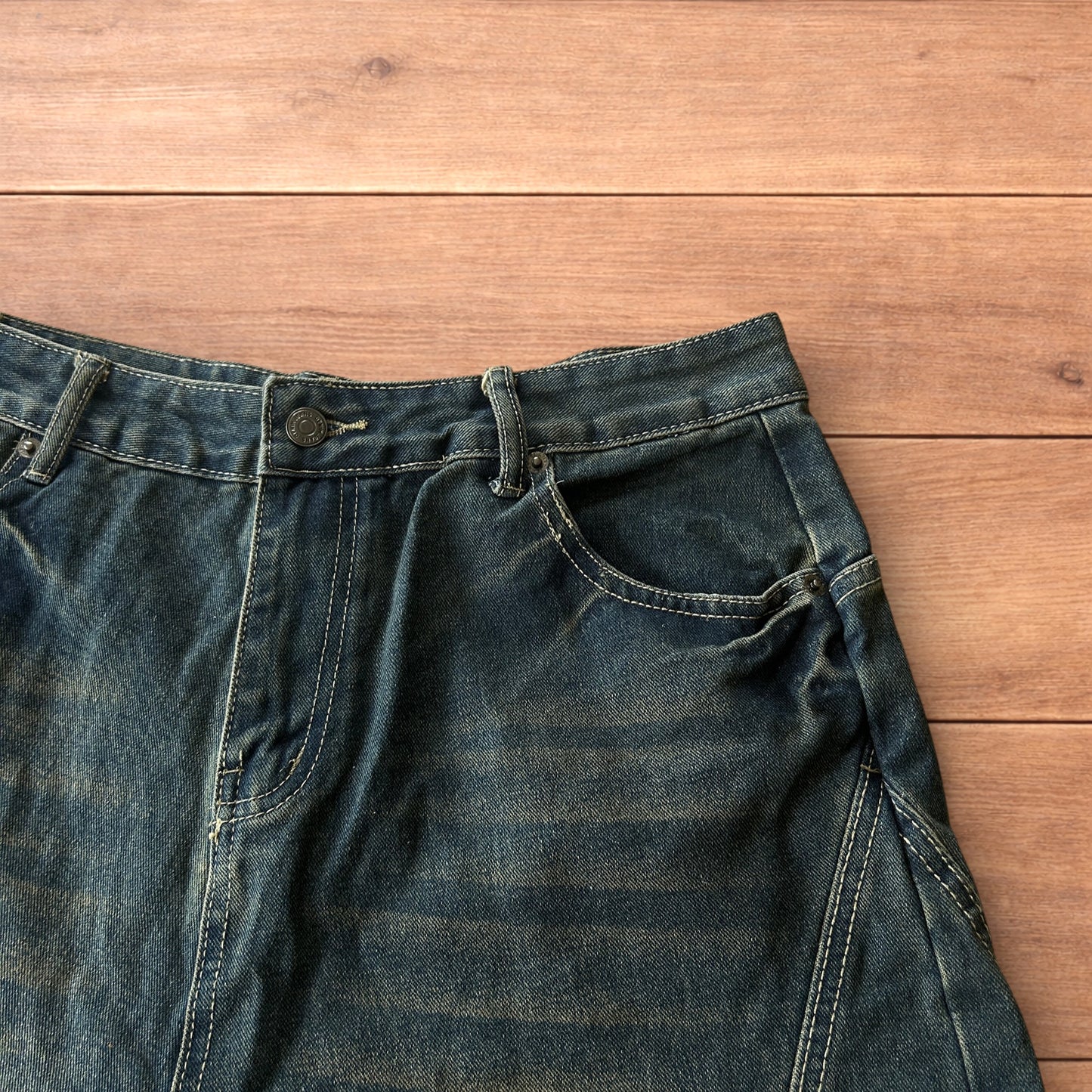 Super baggy wide leg denim carpenter shorts jorts in dark blue wash.