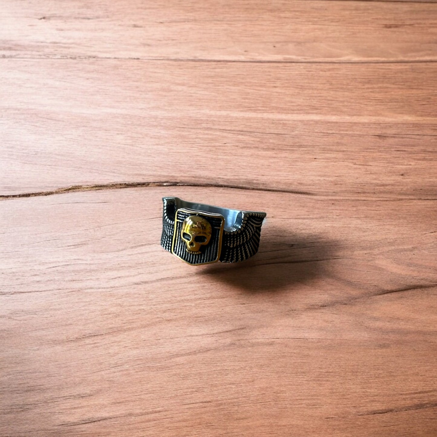 Vintage style stainless steel retro gothic skull band ring in silver/gold.