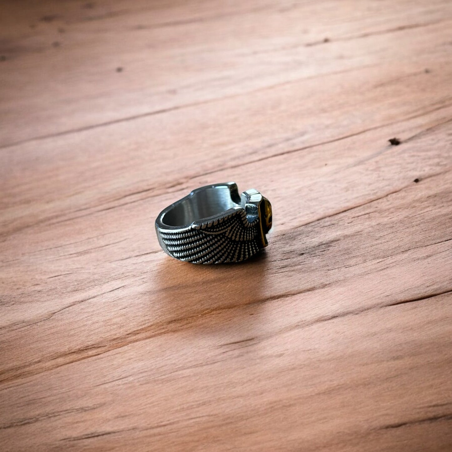Vintage style stainless steel retro gothic skull band ring in silver/gold.