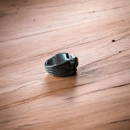 Vintage style stainless steel retro gothic skull band ring in silver/gold.