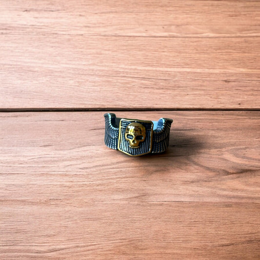 Vintage style stainless steel retro gothic skull band ring in silver/gold.