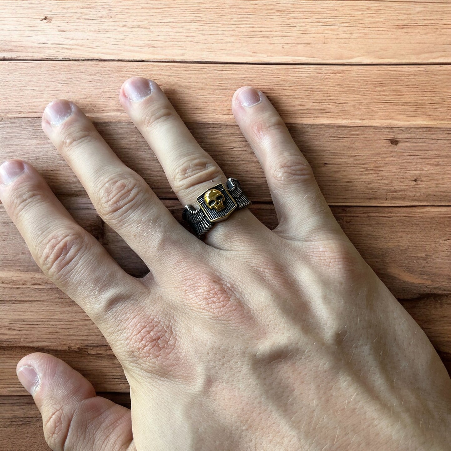 Vintage style stainless steel retro gothic skull band ring in silver/gold.