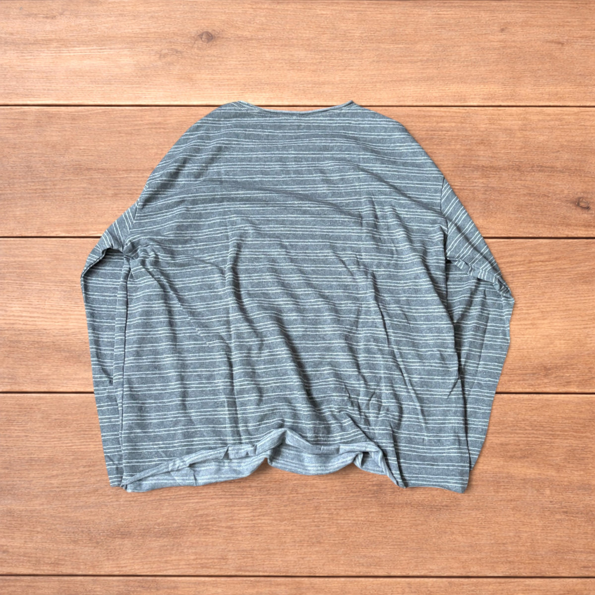 Relaxed fit striped long sleeve top t-shirt in grey.