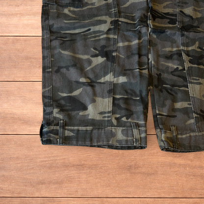 Super baggy wide leg cargo carpenter trousers in army camo.
