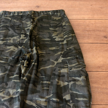 Super baggy wide leg cargo carpenter trousers in army camo.