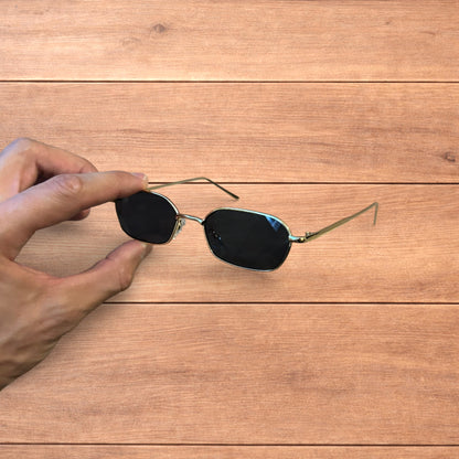 Lovely metal frame polarised sunglasses in gold with black lense.