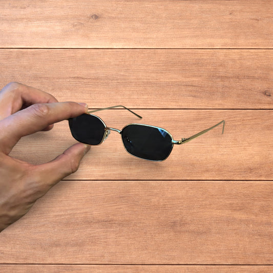 Lovely metal frame polarised sunglasses in gold with black lense.