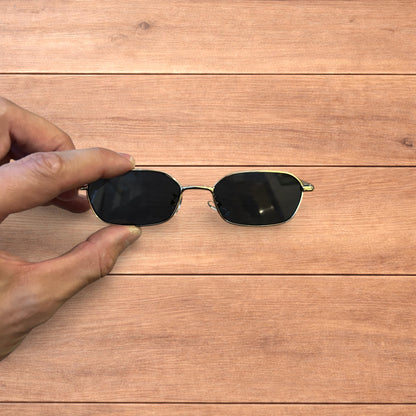 Lovely metal frame polarised sunglasses in gold with black lense.